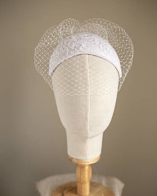 Ozdoby do vlasov - Svadobný klobúčik v štýle 50-tych rokov, svadobná čelenka so závojom birdcage - 15374481_