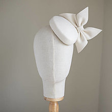 Ozdoby do vlasov - Svadobný klobúčik s mašľou, moderný klobúčik pre nevestu - 15374943_