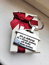 Kľúčenky - Prívesok na kľúče v tvare domčeku s gravírovaním textom: Nie je dôležité, čo v živote máme, ale koho v ňom máme. - 15378841_