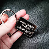 Kľúčenky - Kovový prívesok na kľúče / kľúčenka s textom: Jazdi pomaly, ži naplno. Ľúbim ťa! - 15378862_