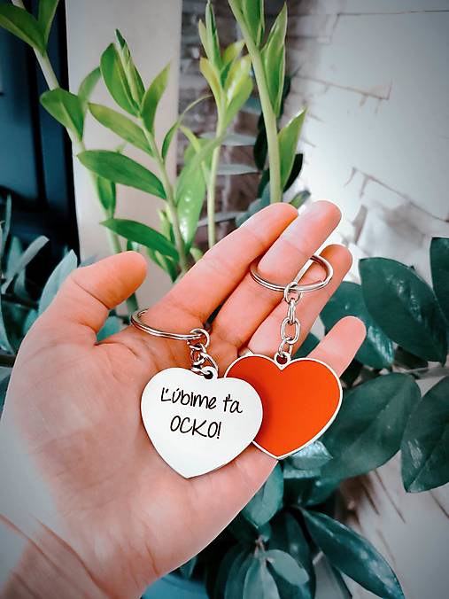 Prívesok na kľúče v tvare srdca s gravírovaním textom: Ľúbime ťa OCKO!