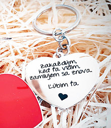 Kľúčenky - Prívesok na kľúče v tvare srdca s gravírovaním textom: Zakaždým, keď ťa vidím, zamilujem sa znova. Ľúbim ťa (srdce) - 15378940_
