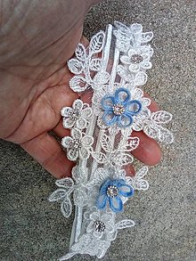 Spodná bielizeň - svadobný podväzok Ivory s modrým čipkovým kvetom 3 - 15380620_