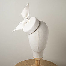 Ozdoby do vlasov - Svadobný klobúčik s mašľou, moderný klobúčik pre nevestu - 15384667_