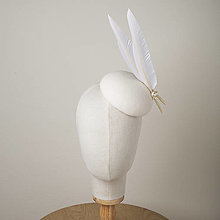 Ozdoby do vlasov - Svadobný klobúčik s pierkami, moderný klobúčik pre nevestu - 15384906_
