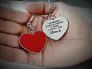 Kľúčenky - Prívesok na kľúče v tvare srdca s gravírovaním textom: Náš dedoušek je niekto so striebrom vo vlasoch a zlatom v srdci. - 15386624_