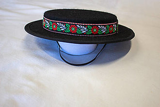 Čiapky, čelenky, klobúky - Detviansky klobúčik s farebnou stužkou - 15389180_