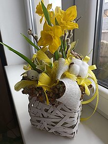 Dekorácie - Veľkonočný košík plný jarných kvetov. - 15391324_
