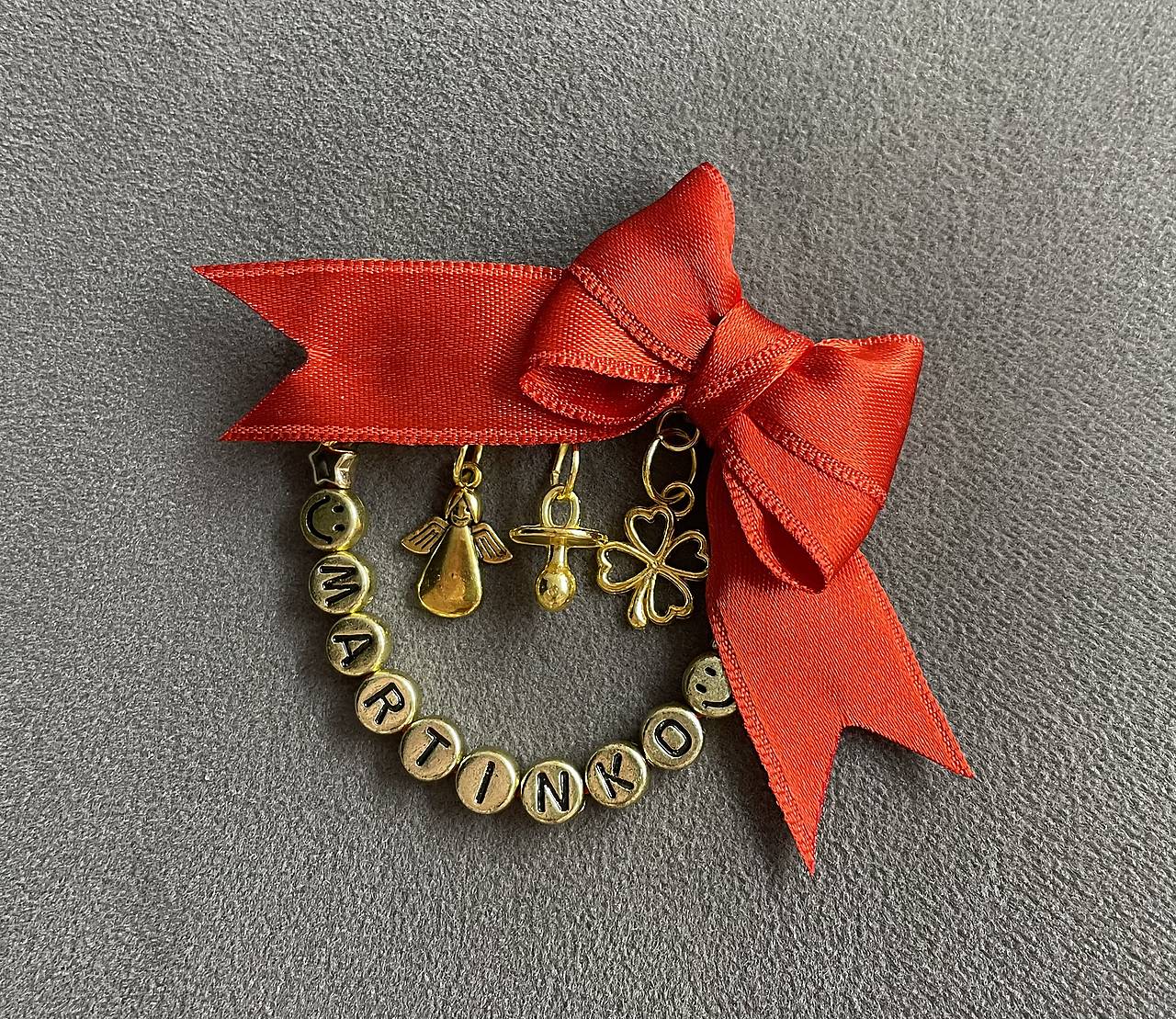 Mašlička/stužka proti urieknutiu na kočík/vajíčko s anjelikom, štvorlístkom, cumlíkom a menom