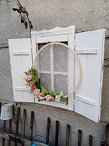 Dekorácie - Dekoratívne vidiecke okno s okenicami - 15397227_