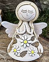 Dekorácie - Keramický anjelik s lúčnymi kvetmi  III. - 15401920_