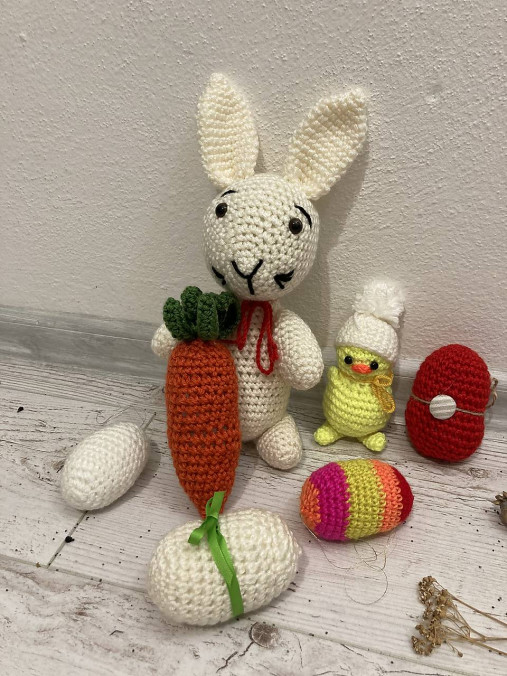 Hračky - Biely hačkovaný ZAJO/ZAJAC/ZAJKO s mrkvičkou - 15401525_