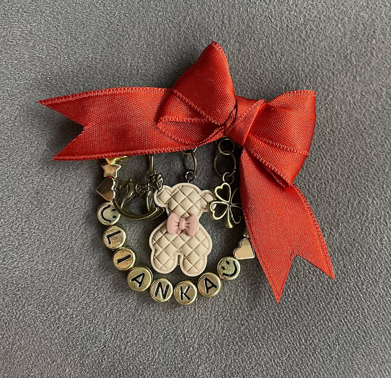 Mašlička proti urieknutiu na kočík/vajíčko s mackom, koníkom, štvorlístkom a menom