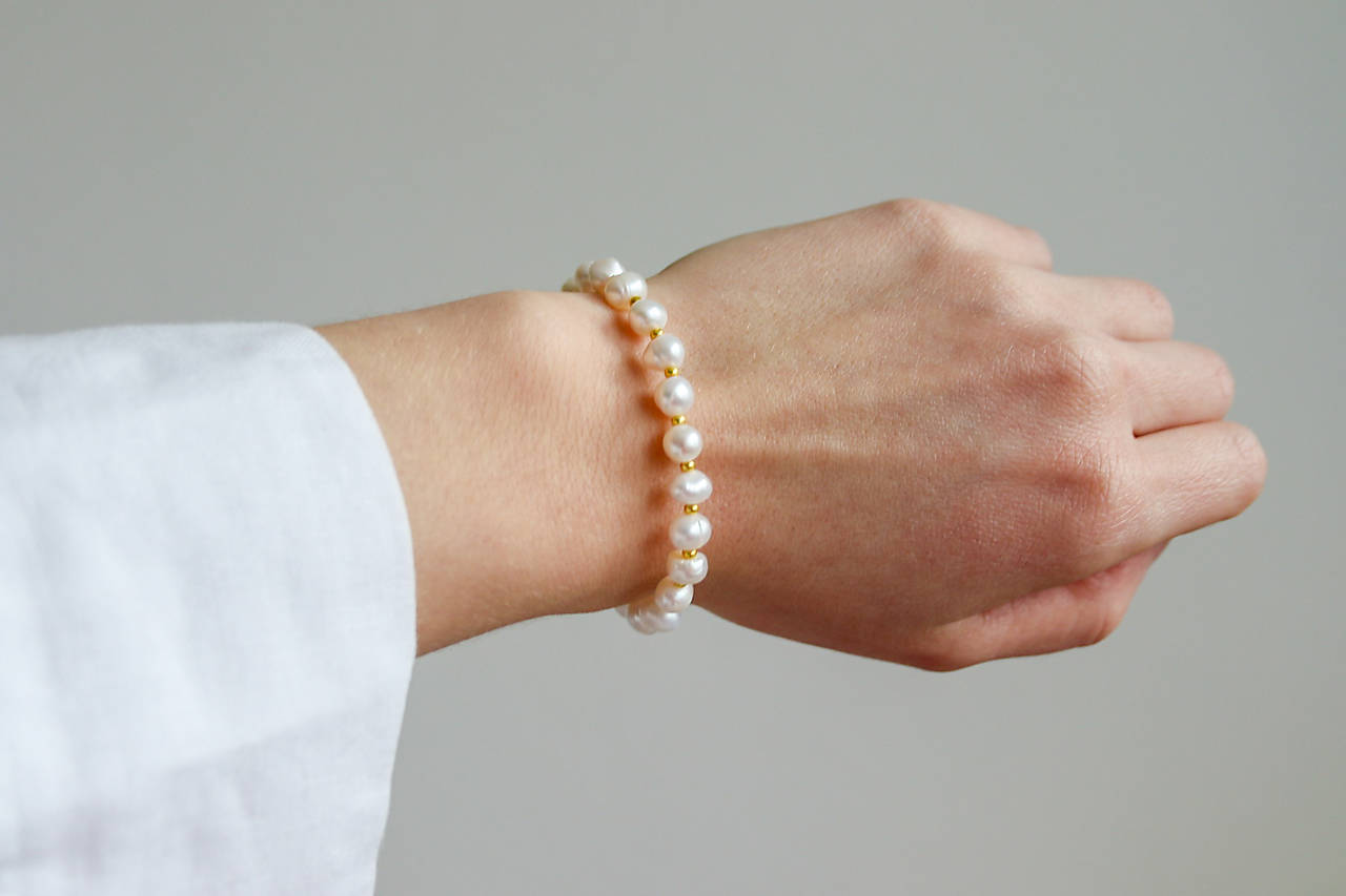 perlový náramok- biela perla a zlatý rokajl