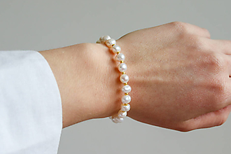 Náramky - perlový náramok- biela perla a zlatý rokajl - 15403101_