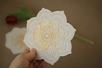 Dekorácie - Mandala - menšia (bielo  -  zlatá) - 15407200_