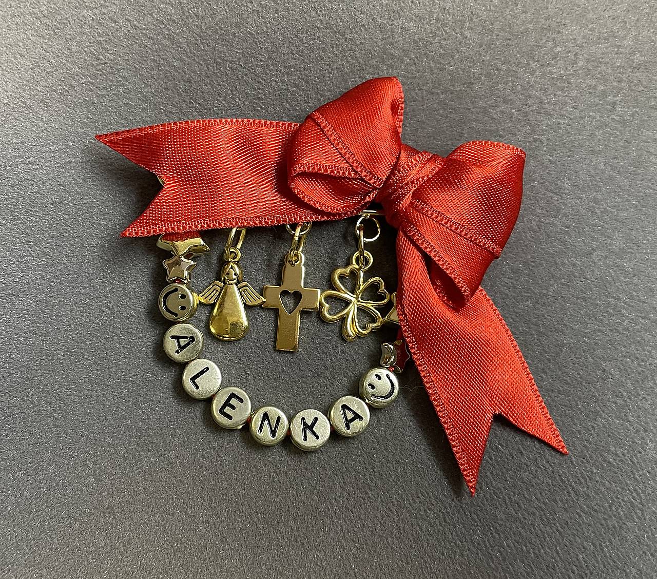 Mašlička/stužka proti urieknutiu na kočík/vajíčko s anjelikom, štvorlístkom, krížikom a menom