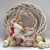Zajačik - bohato zdobený, béžovo bordový s bielymi kvetmi (24 x 25 cm)