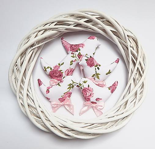 Dekorácie - Vtáčik na zavesenie - ružičky na bielom - 15408935_