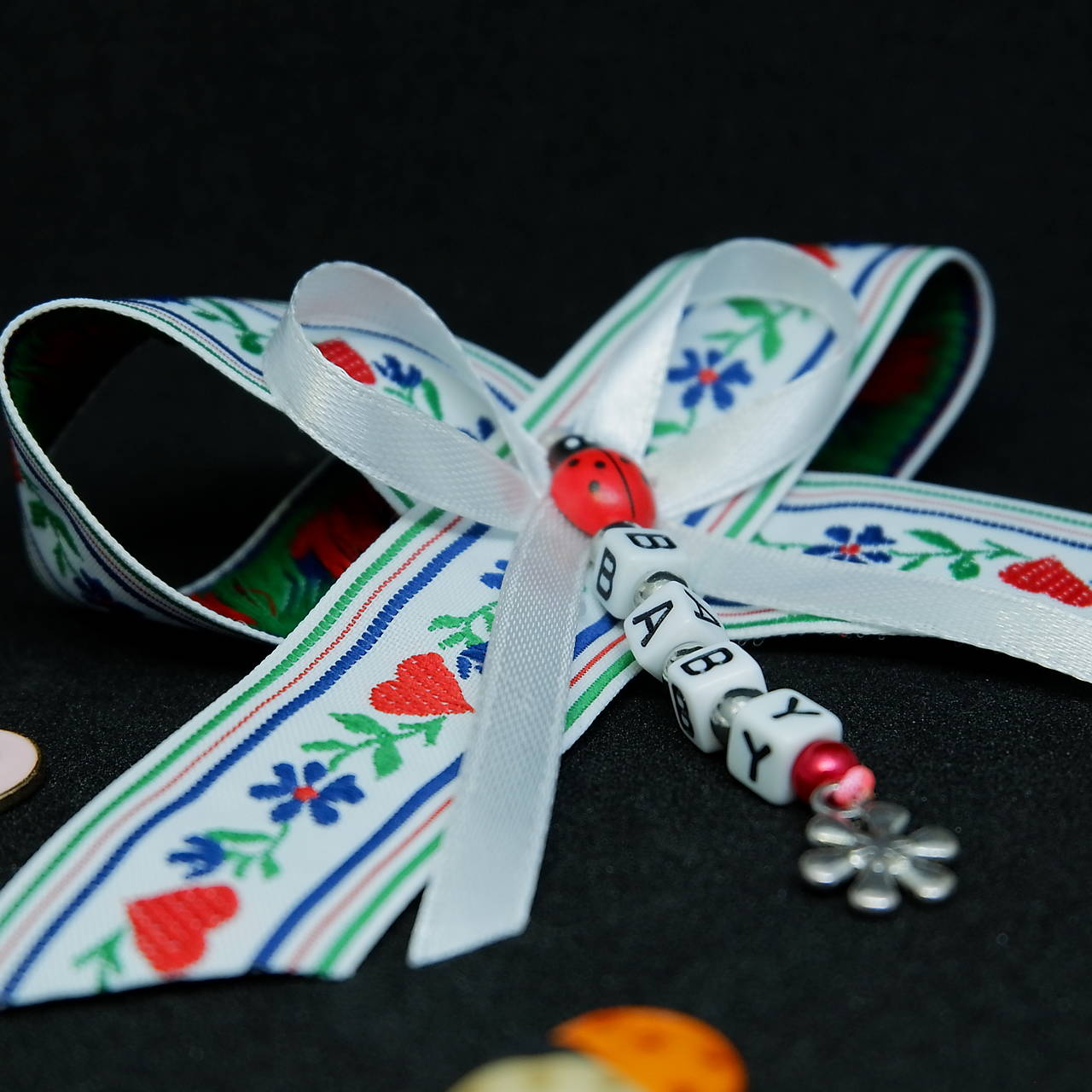 Stužka (mašlička) proti urieknutiu na kočík (Folklórna)