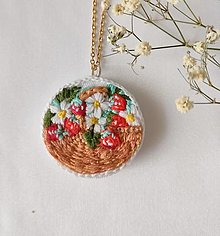 Náhrdelníky - 40. Vyšívaný prívesok 4 cm, retiazka 55 cm - 15411946_