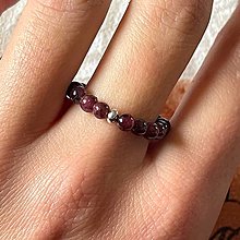 Prstene - Elastic Gemstone Ring / Elastický prsteň z minerálov P0026 (č.5 Granát s AG925 korálkou) - 15415552_