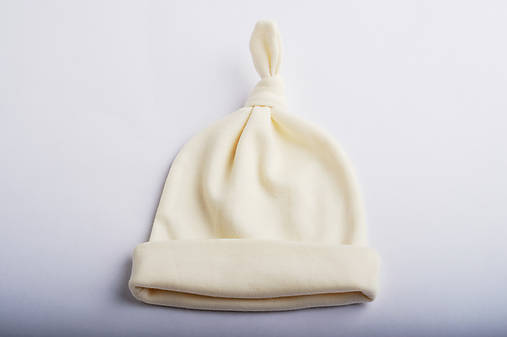Merino čiapočka s uzlíkom - prírodná biela