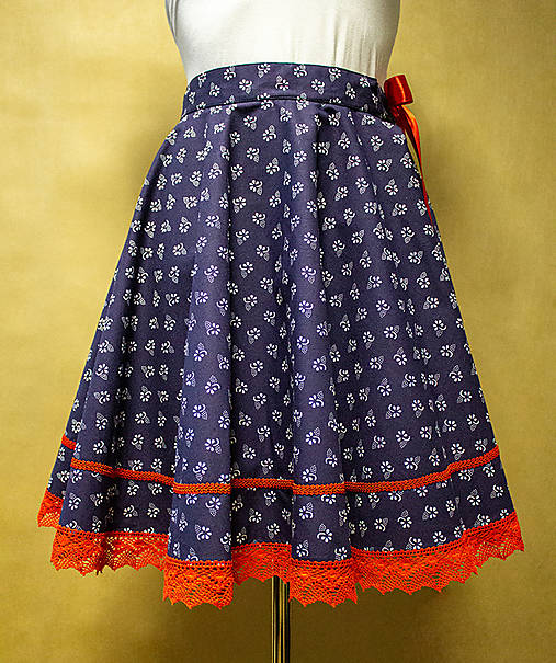 Dámska folklórna kruhová sukňa tmavo modrá červená krajka  (75 cm)