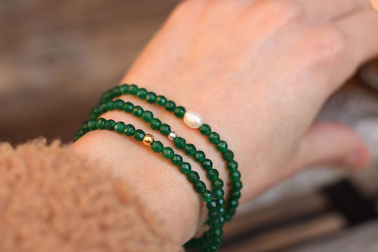 Tenký náramok z minerálu brúsený jadeit