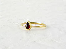 Prstene - 585/1000 zlatý prsteň s prírodným granátom - 15418841_