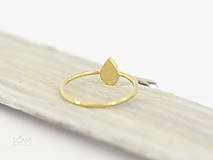 Prstene - 585/1000 zlatý prsteň s prírodným granátom - 15418844_