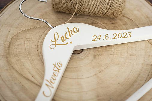 Nálepky na svadobné vešiaky ZLATÁ - Oslovenie + meno + dátum