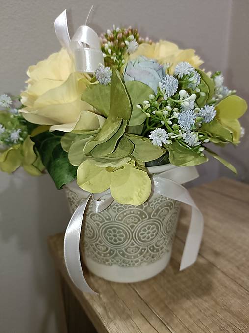 Dekorácia na stôl - maslovomodré kvety v črepníku