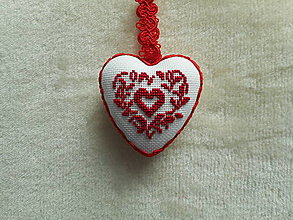 Dekorácie - Srdiečko vyšívané červené so srdcom malé - 15423953_