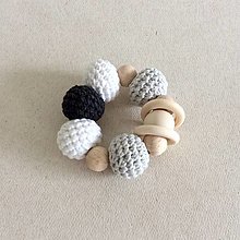 Hračky - Hryzátko s drevenými a háčkovanými korálkami / rôzne farby (sivá / čierna) - 15427295_