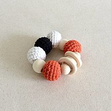 Hračky - Hryzátko s drevenými a háčkovanými korálkami / rôzne farby (oranžová / čierna) - 15427307_