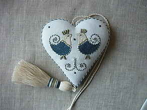 Dekorácie - Srdce vyšívané so strapcom- modré vtáčiky - 15427791_