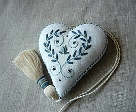 Dekorácie - Srdce vyšívané so strapcom - modrý pásik - 15427792_