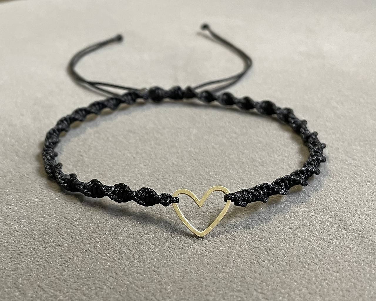 Pletený náramok s asymetrickým srdiečkom z chirurgickej ocele