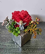 Dušičky-drobná ikebana s anjelikom a červenou ružou