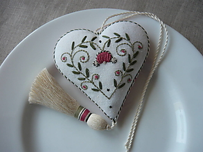 Dekorácie - Srdce vyšívané so strapcom - staroružový  kvietok, biela šnúrka - 15429876_