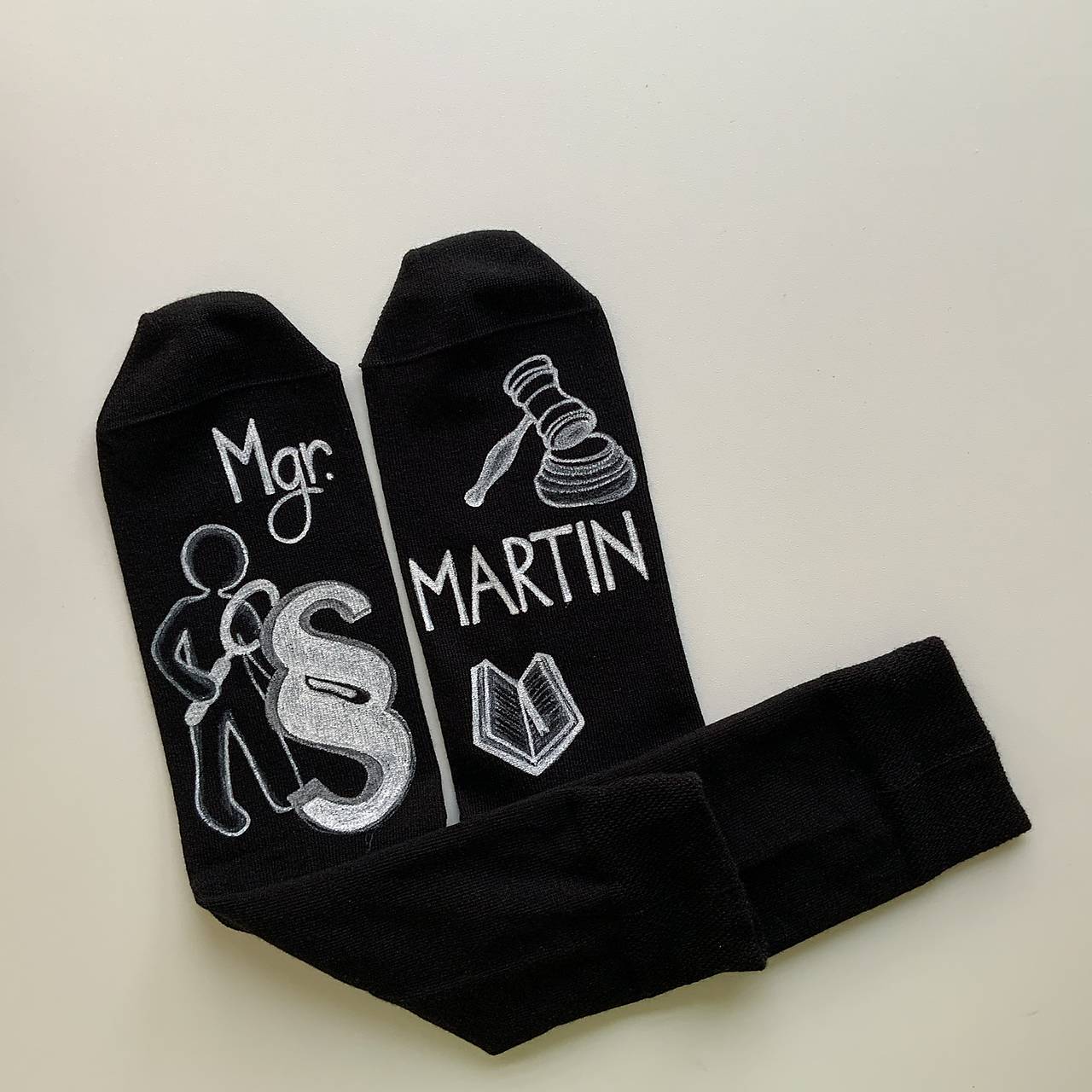 Maľované ponožky s titulom a menom (čierne s bielou maľbou pre právnika)
