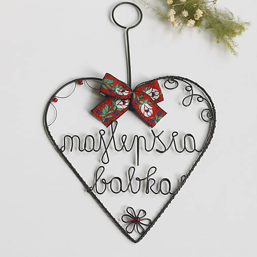 Dekorácie - najlepšia babka - srdiečko na zavesenie s folk stužkou celé 20cm - 15431542_