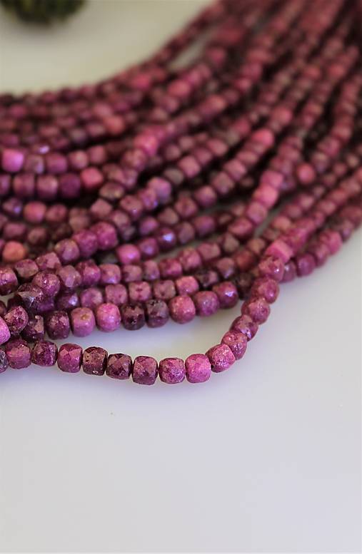 Minerály - korálky rubín 4-5mm (brúsené kocky) - 15431762_