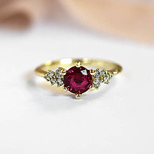 Prstene - Zásnubný prsteň s Rubínom a moisanitmi - 15431969_