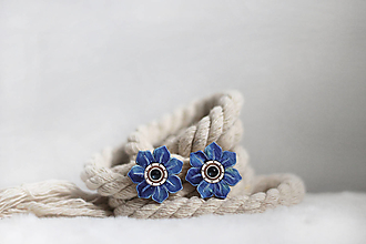 Náušnice - Drevené maľované náušnice s kamienkom ~ Kvetinky ~ akvarelky (Tmavo modrá) - 15432370_