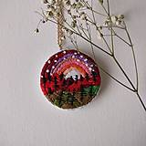 Náhrdelníky - Vyšívaný prívesok Vianočný les - 15431398_