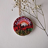 Náhrdelníky - Vyšívaný prívesok Vianočný les - 15431496_