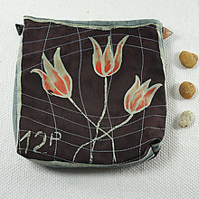 Úžitkový textil - Hodvábne vrecko - vosková batika- rastliny (vzor 1 tulipány/ rudbékie) - 15436899_