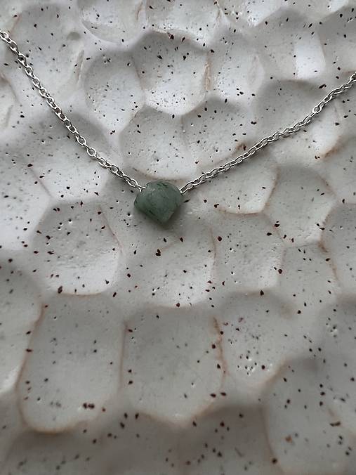 Náhrdelníky - Strieborná retiazka so smaragdom - 15435576_